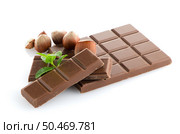 Chocolate Bar with hazelnuts and fresh mint on white background. Стоковое фото, агентство Ingram Publishing / Фотобанк Лори