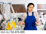 Frustrated woman builder is unhappy with earned money. Стоковое фото, фотограф Яков Филимонов / Фотобанк Лори
