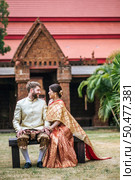 Asian bride and Caucasian groom have romantic time with Thailand dress. Стоковое фото, агентство Ingram Publishing / Фотобанк Лори