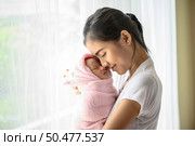 The newborn baby sleeping in the embrace of the mother and the nose collided. Стоковое фото, агентство Ingram Publishing / Фотобанк Лори