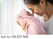 The newborn baby sleeping in the hands of the mother and the nose collided. Стоковое фото, агентство Ingram Publishing / Фотобанк Лори