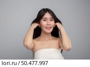 The woman wore a white strapless dress and stood to throw off her hair. Стоковое фото, агентство Ingram Publishing / Фотобанк Лори