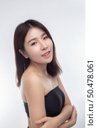 Women wearing black strapless blouses Turn your head to the right and grasp her arm. Стоковое фото, агентство Ingram Publishing / Фотобанк Лори