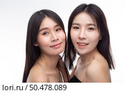 Two young women stand happily facing each other. Стоковое фото, агентство Ingram Publishing / Фотобанк Лори