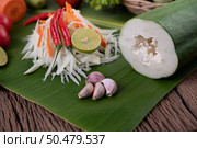 Som Tam Thai -Ingredients Papaya Salad Thai Food Style on wooden table background. Thai Food Concept. Стоковое фото, агентство Ingram Publishing / Фотобанк Лори