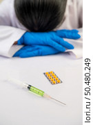 Scientists sat down at the table and had drugs and syringes. Стоковое фото, агентство Ingram Publishing / Фотобанк Лори