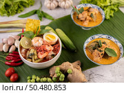 Tom Yum noodle with shrimp and boiled egg, accompanied by lime, cucumber, basil, eggplant and garlic. Стоковое фото, агентство Ingram Publishing / Фотобанк Лори