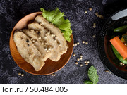 Grilled chicken breast, sprinkled with pepper, placed on a wooden plate. selective focus. Стоковое фото, агентство Ingram Publishing / Фотобанк Лори