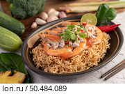 Instant noodles stir-fried with shrimp and pork, Thai food. Стоковое фото, агентство Ingram Publishing / Фотобанк Лори