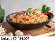 Instant noodles stir-fried with shrimp and pork, Thai food. Стоковое фото, агентство Ingram Publishing / Фотобанк Лори
