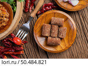 Palm sugar, red onions, dried peppers, tomatoes, cucumbers, yard long beans and lettuce in a bowl. Стоковое фото, агентство Ingram Publishing / Фотобанк Лори