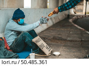 The bread-makers gave to the beggars who sat on the side of the road. Стоковое фото, агентство Ingram Publishing / Фотобанк Лори