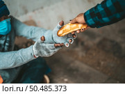 The bread-makers gave to the beggars who sat on the side of the road. Стоковое фото, агентство Ingram Publishing / Фотобанк Лори