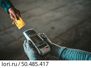 Beggars sitting under the overpass with a credit card and credit card swipe machine. Стоковое фото, агентство Ingram Publishing / Фотобанк Лори