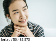 A woman sat with his hands rested under the chin and smiled happily. Стоковое фото, агентство Ingram Publishing / Фотобанк Лори