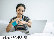 Young women clean their hands with a hand wash gel to prevent germs. Стоковое фото, агентство Ingram Publishing / Фотобанк Лори