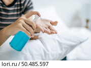 Young women clean their hands with a hand wash gel to prevent germs. Стоковое фото, агентство Ingram Publishing / Фотобанк Лори
