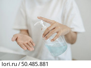 Women wearing white shirts that press the gel to wash hands to clean hands. Стоковое фото, агентство Ingram Publishing / Фотобанк Лори