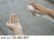 Women wearing white shirts that press the gel to wash hands to clean hands. Стоковое фото, агентство Ingram Publishing / Фотобанк Лори