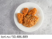 Crispy fried chicken sprinkled with pepper seeds, Top view. Стоковое фото, агентство Ingram Publishing / Фотобанк Лори