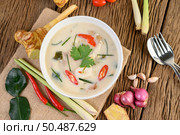 Tom Kha Kai in a bowl with kaffir lime leaves, lemongrass, red onion, galangal and chilli. Стоковое фото, агентство Ingram Publishing / Фотобанк Лори
