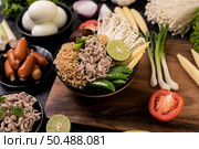 Instant noodles with minced pork, lime, onion, green peas, golden needle mushroom, and baby corn. Стоковое фото, агентство Ingram Publishing / Фотобанк Лори