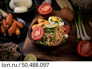 Instant noodles with minced pork, lime, onion, green peas, golden needle mushroom, and baby corn. Стоковое фото, агентство Ingram Publishing / Фотобанк Лори
