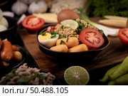 Instant noodles with minced pork, lime, onion, green peas, golden needle mushroom, and baby corn. Стоковое фото, агентство Ingram Publishing / Фотобанк Лори