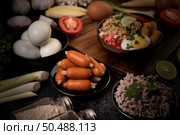 Instant noodles with minced pork, lime, onion, green peas, golden needle mushroom, and baby corn. Стоковое фото, агентство Ingram Publishing / Фотобанк Лори