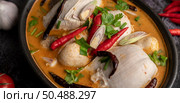 Tom yum chicken with chili, coriander, dried chili, kaffir lime leaves, mushroom and lemongrass in a bowl. Стоковое фото, агентство Ingram Publishing / Фотобанк Лори