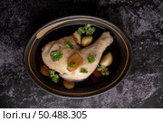 Stewed chicken drumsticks, galangal, garlic and lemon. Selective focus. Стоковое фото, агентство Ingram Publishing / Фотобанк Лори