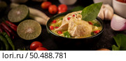Green curry made with chicken, chili, and basil, with tomato, lime, kaffir lime leaves and garlic. Стоковое фото, агентство Ingram Publishing / Фотобанк Лори