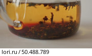 tea is brewed in a glass teapot, evaporation drops on the walls of the teapot. Стоковое видео, видеограф Vladimir Drozdin / Фотобанк Лори