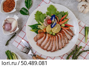 Sliced ??fried pork with lemon, onion, red onion, tomato, long bean, butterfly pea flower, and mint. Стоковое фото, агентство Ingram Publishing / Фотобанк Лори
