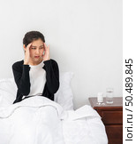 The sick woman had a headache and the hands touched her head on the bed. Стоковое фото, агентство Ingram Publishing / Фотобанк Лори