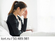 The sick woman had a headache and the hands touched her head on the bed. Стоковое фото, агентство Ingram Publishing / Фотобанк Лори