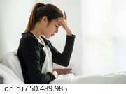 The sick woman had a headache and the hands touched her head on the bed. Стоковое фото, агентство Ingram Publishing / Фотобанк Лори