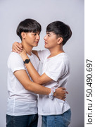 Two men who love each other happily hug each other. Стоковое фото, агентство Ingram Publishing / Фотобанк Лори