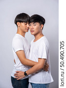 Two men who love each other happily hug each other. Стоковое фото, агентство Ingram Publishing / Фотобанк Лори