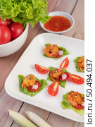 Shrimp deep-fried batter arranged beautifully in a white dish. Стоковое фото, агентство Ingram Publishing / Фотобанк Лори