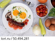Breakfast consisting of bread, fried eggs, tomatoes, Chinese sausage and mushrooms. Стоковое фото, агентство Ingram Publishing / Фотобанк Лори