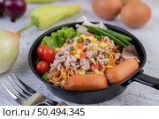 Stir-fried noodles with minced pork, edamame, tomatoes and mushrooms in a pan. Стоковое фото, агентство Ingram Publishing / Фотобанк Лори