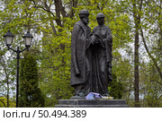 Памятник Петру и Февронии Муромским, город Киров, Кировская область, Россия. Скульптурная композиция «Святые благоверные князь Пётр и княгиня Феврония Муромские» расположена в Александровском саду. Супруги изображены в древнерусских одеждах, муж и жена держат в руках двух голубей. Эти птицы символизируют любовь, мир, кротость и чистоту. Скульптура служит напоминанием о важности семейных ценностей, любви и верности. Скульптор Константин Чернявский. (2023 год). Редакционное фото, фотограф Андрей Степанов / Фотобанк Лори