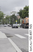 A busy street with cars and a few pedestrians. Russia. Moscow. 26.06.25. Редакционное видео, видеограф Ярославский Максим / Фотобанк Лори