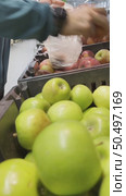 The hand selects the red apples on the store counter. Russia. Moscow. 26.06.25. Стоковое видео, видеограф Ярославский Максим / Фотобанк Лори