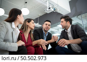 New business group person get serious about doing business, Even during the meeting’s break, they continued to analyze and exchange ideas. Стоковое фото, агентство Ingram Publishing / Фотобанк Лори