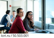 New business group person get serious about doing business, Even during the meeting’s break, they continued to analyze and exchange ideas. Стоковое фото, агентство Ingram Publishing / Фотобанк Лори
