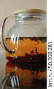 tea is brewed in a glass teapot, evaporation drops on the walls of the teapot. Стоковое видео, видеограф Vladimir Drozdin / Фотобанк Лори