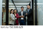 portrait of New business group person in the corridor of the conference room, Rehearse information to present results and new projects to the management team for consideration. Стоковое фото, агентство Ingram Publishing / Фотобанк Лори