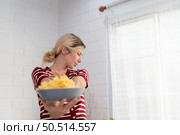 Young female think that french fries is a food that has very little nutritional benefit. On the contrary it is harmful to health in the long run. Стоковое фото, агентство Ingram Publishing / Фотобанк Лори